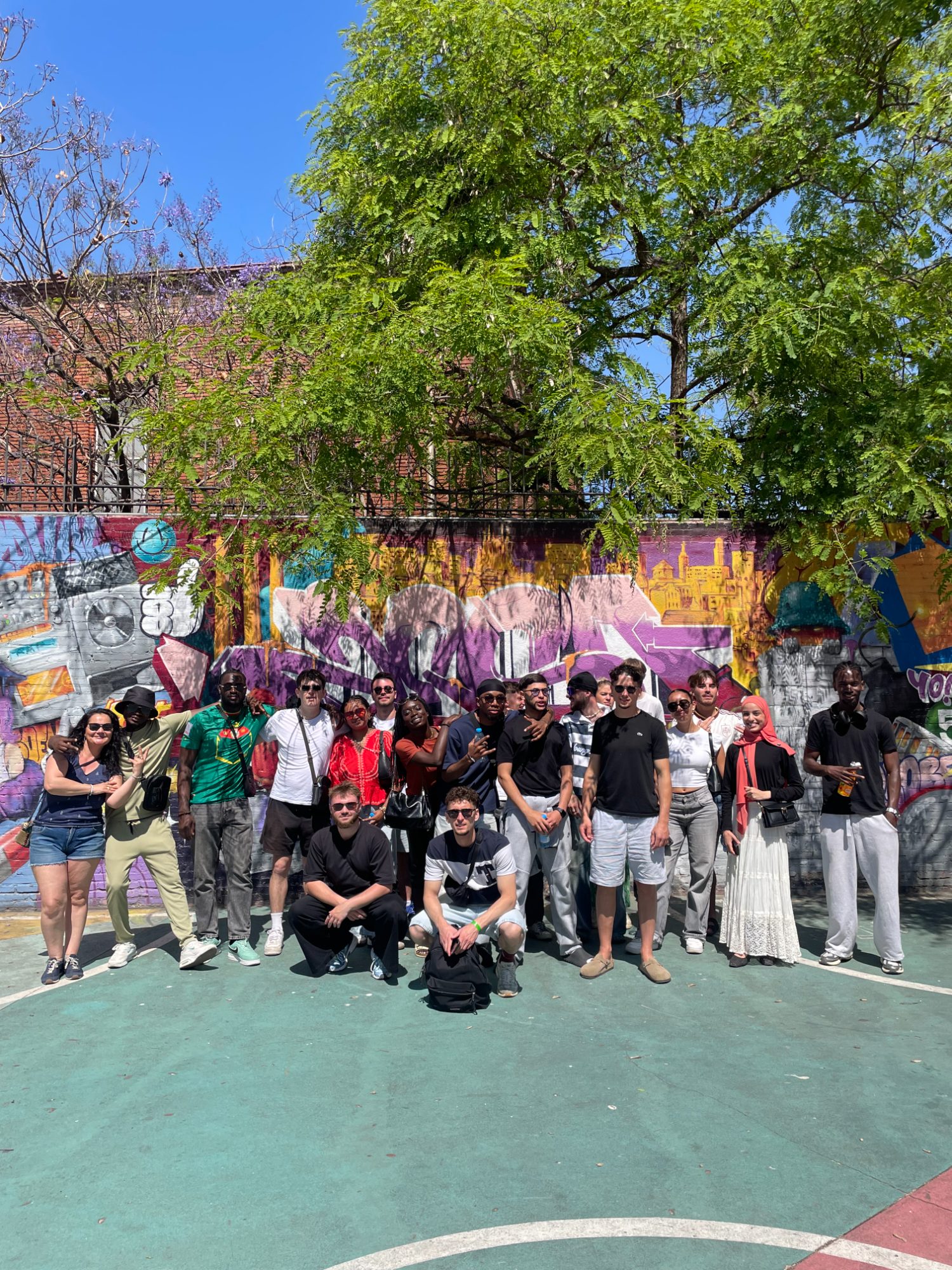 Groupe d'étudiants en plein air pendant un study tour à Barcelone