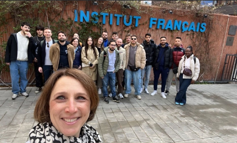 Groupe d'étudiants reçu par une institution à Barcelone