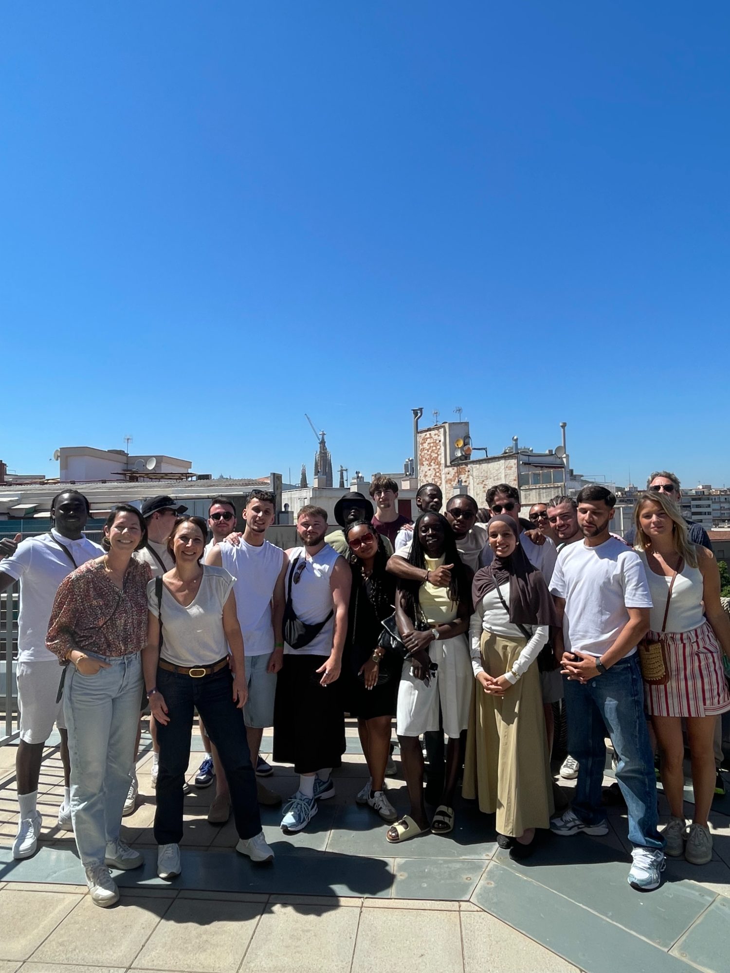 Groupe d'étudiants en réunion avec des professionnels lors d'un study tour à Barcelone